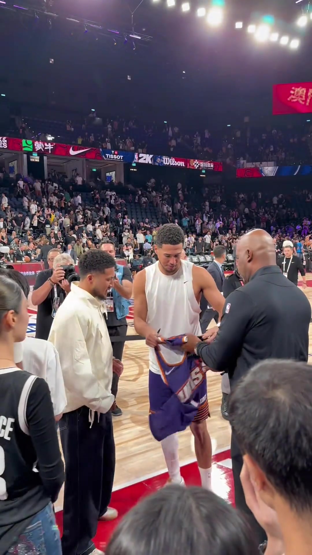 布克见到他也得一愣吧