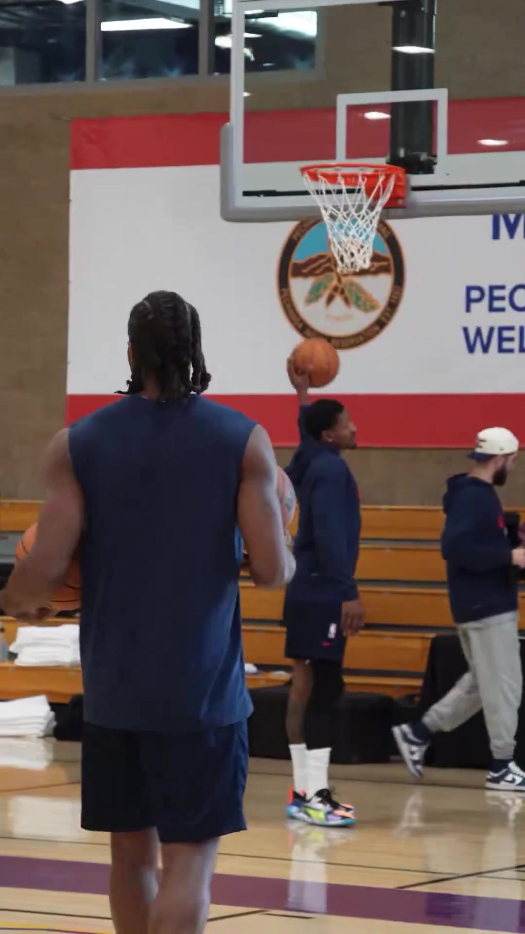 小卡与比尔击掌比尔张