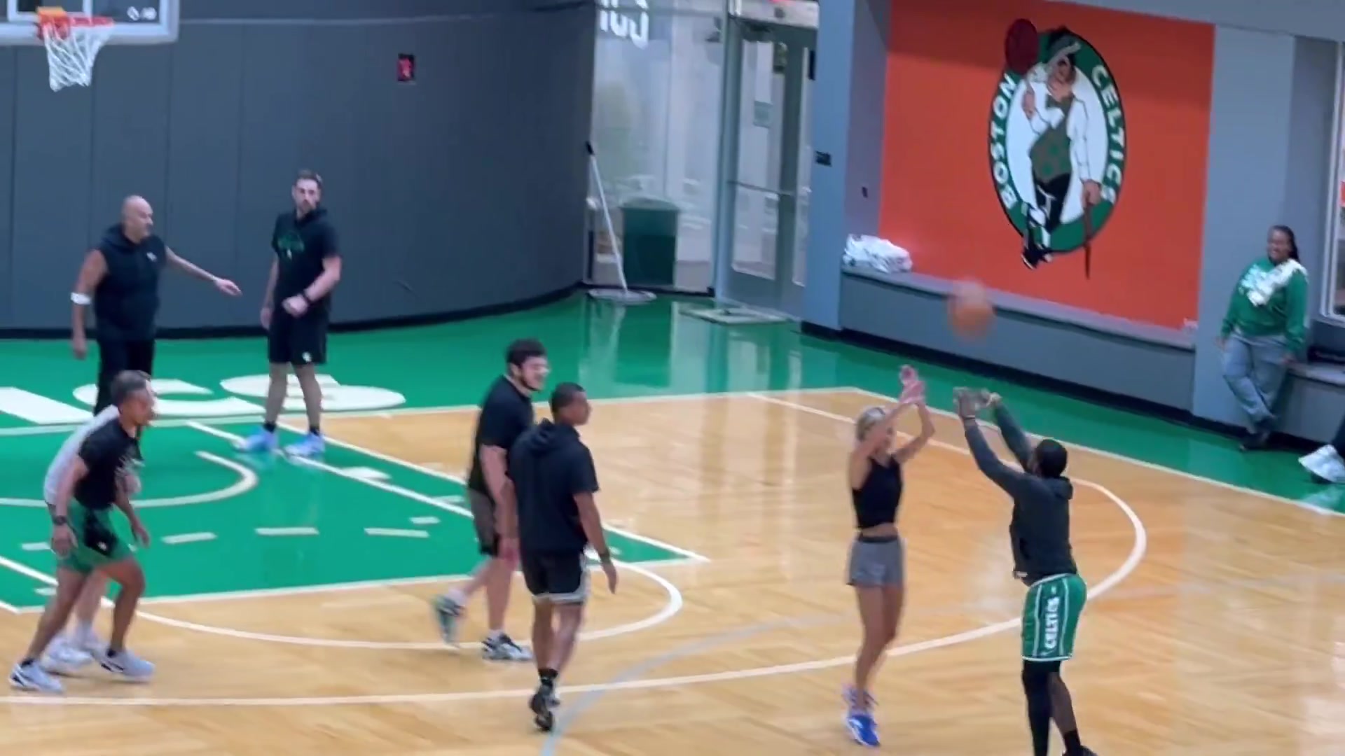 美女记者太吸引眼球了