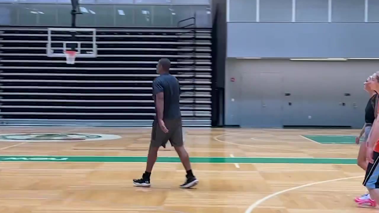 去你的篮球梦女记者和